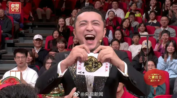“小尼的撲克牌終于對上了”