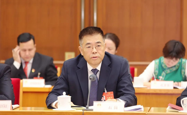 石崗代表：克拉瑪依轉型升級要走“一主多元”產業融合發展道路