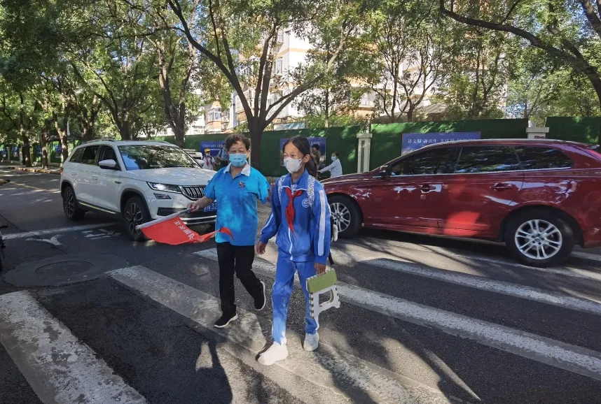 二十年如一日 “義工奶奶”張國清的護學路