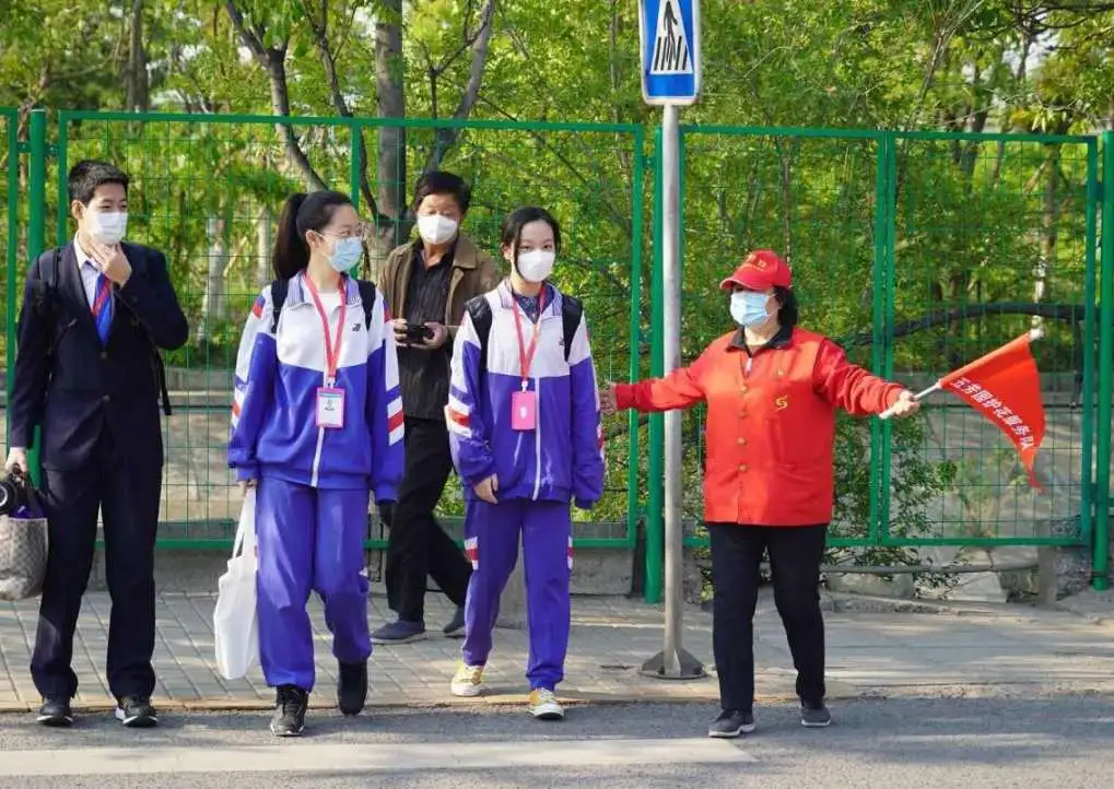 二十年如一日 “義工奶奶”張國清的護學路