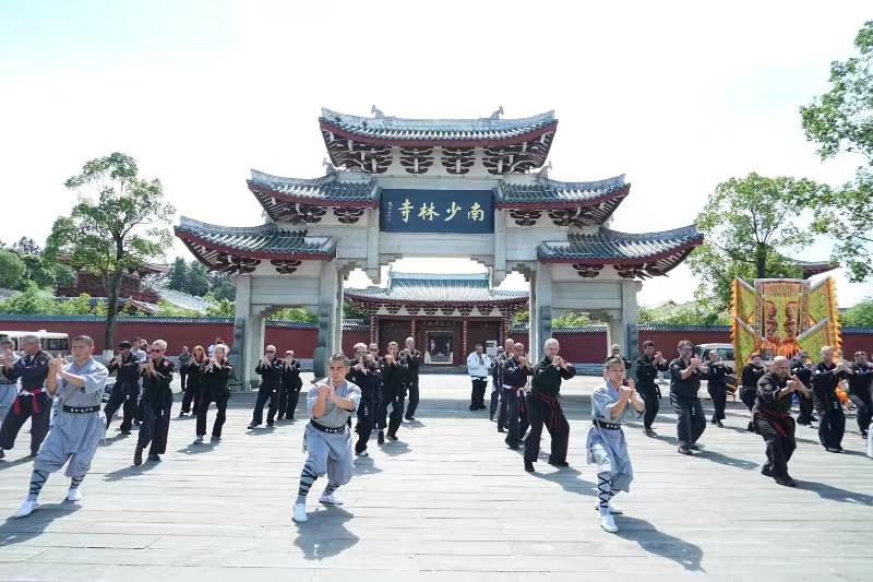 US Shaolin kung fu practitioners visit Fujian temple