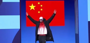 夏天比賽，游泳運(yùn)動(dòng)員出場(chǎng)為什么穿羽絨服？