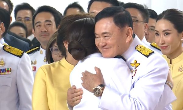 他信現身女兒出任總理儀式現場