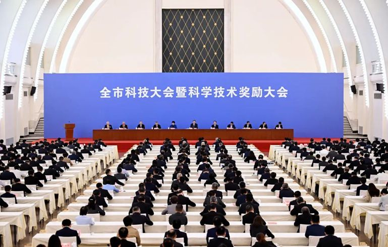 上海市科技大會暨科學技術獎勵大會舉行，陳吉寧為吳光輝、丁健頒發“上海市科技功臣獎”